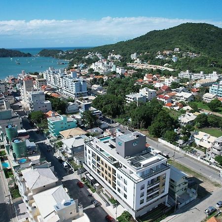 Adra 301 - Apartamento no centro de Bombinhas - Rooftop com piscina e academia - À poucos metros da praia Exterior foto