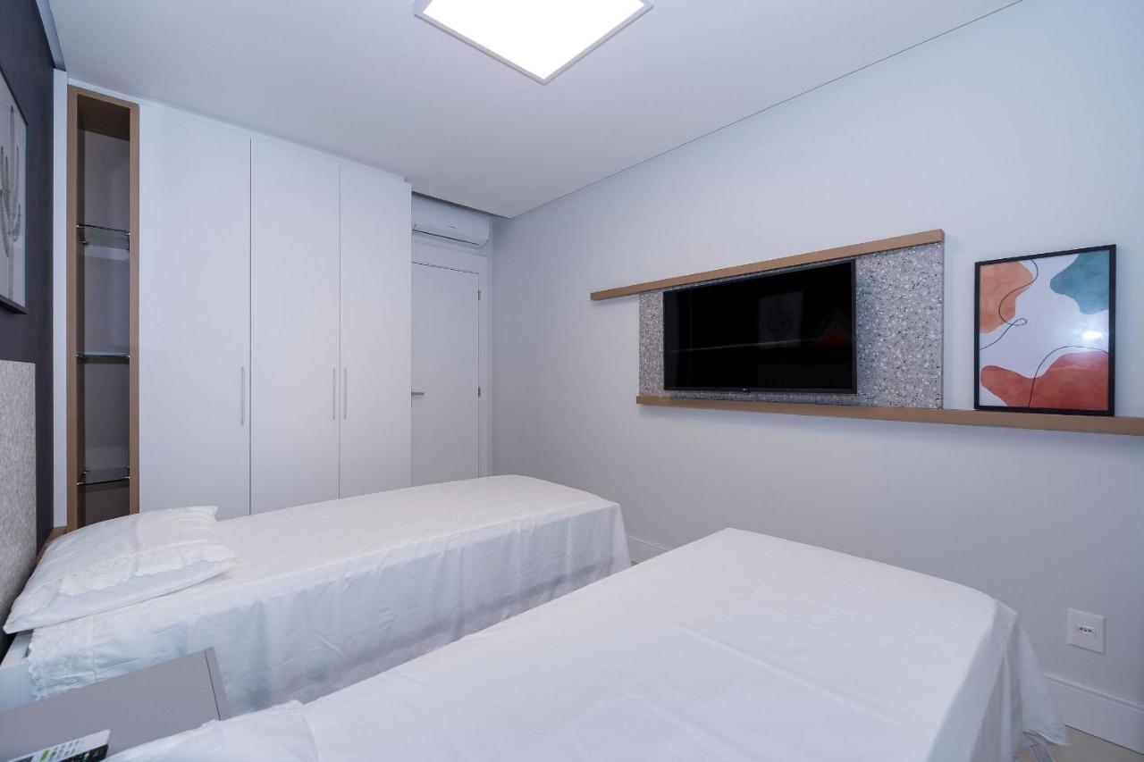 Adra 301 - Apartamento no centro de Bombinhas - Rooftop com piscina e academia - À poucos metros da praia Exterior foto