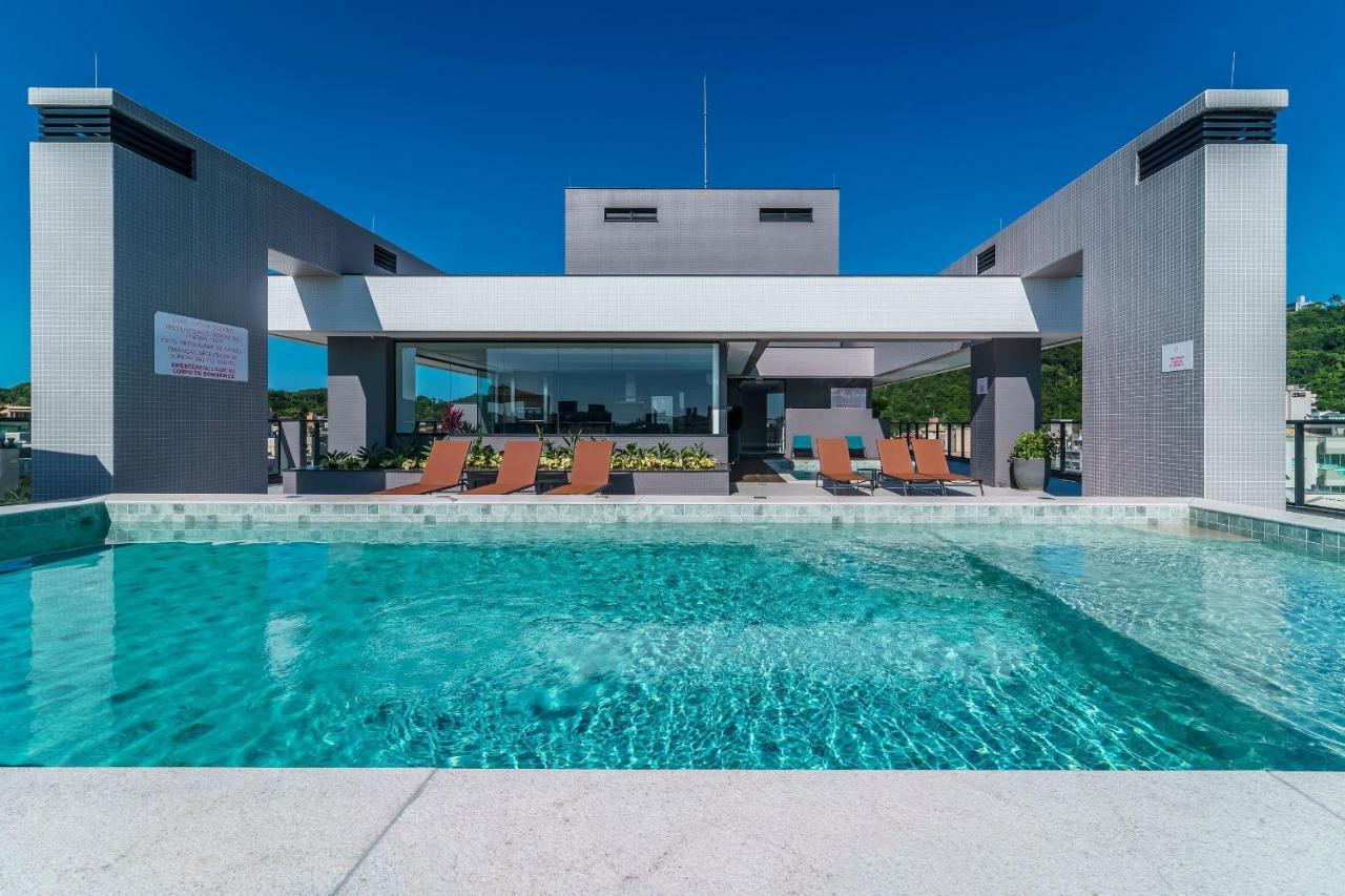 Adra 301 - Apartamento no centro de Bombinhas - Rooftop com piscina e academia - À poucos metros da praia Exterior foto