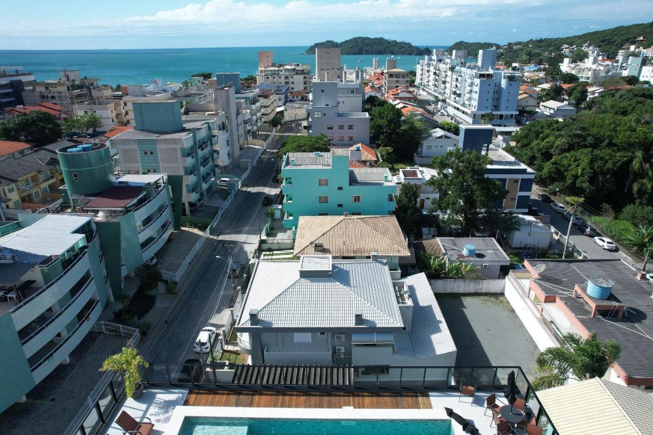 Adra 301 - Apartamento no centro de Bombinhas - Rooftop com piscina e academia - À poucos metros da praia Exterior foto
