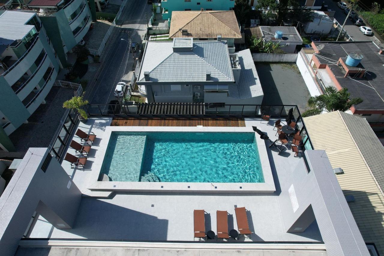 Adra 301 - Apartamento no centro de Bombinhas - Rooftop com piscina e academia - À poucos metros da praia Exterior foto