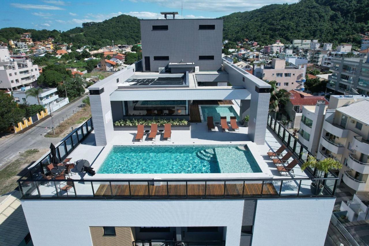 Adra 301 - Apartamento no centro de Bombinhas - Rooftop com piscina e academia - À poucos metros da praia Exterior foto